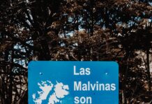 board with a sign saying las malvinas son argentinas