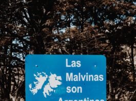 board with a sign saying las malvinas son argentinas