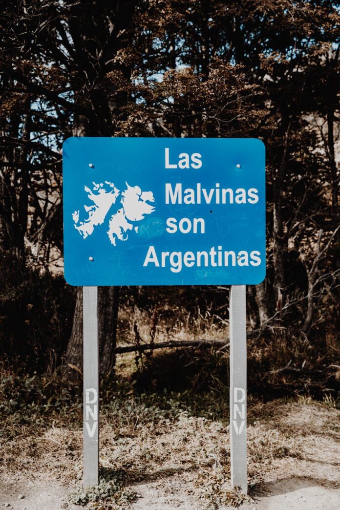 board with a sign saying las malvinas son argentinas